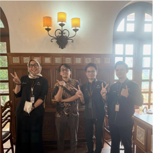 Sesi bergambar bersama rakan kerjasama Convivencia Cafe ISTAC